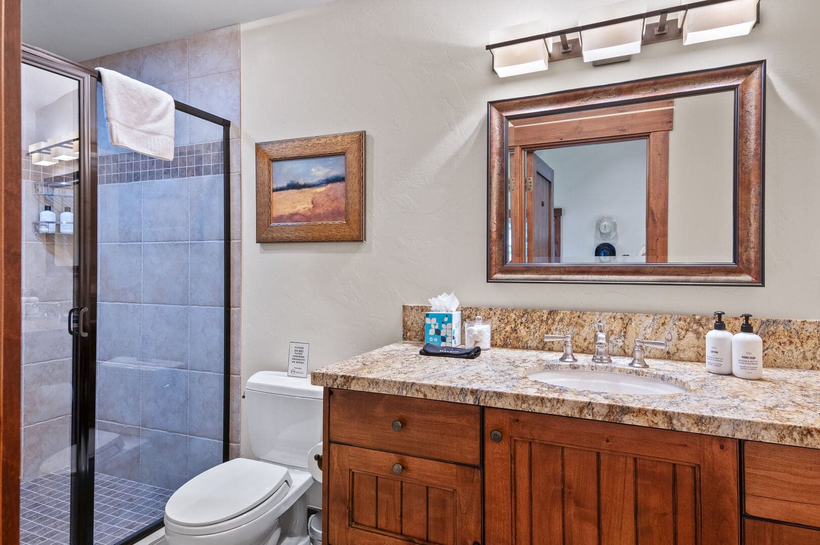 Upper king bedroom ensuite bathroom