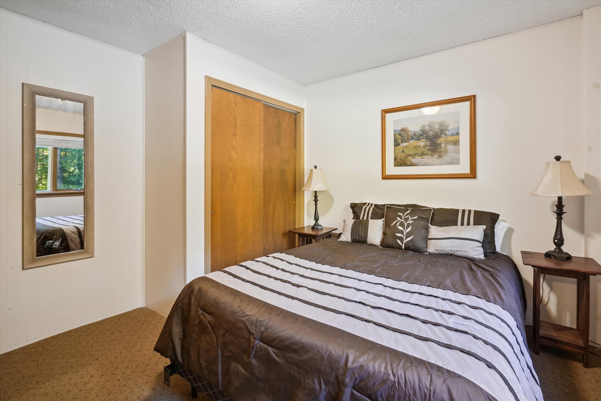 Queen bedroom, entrance level