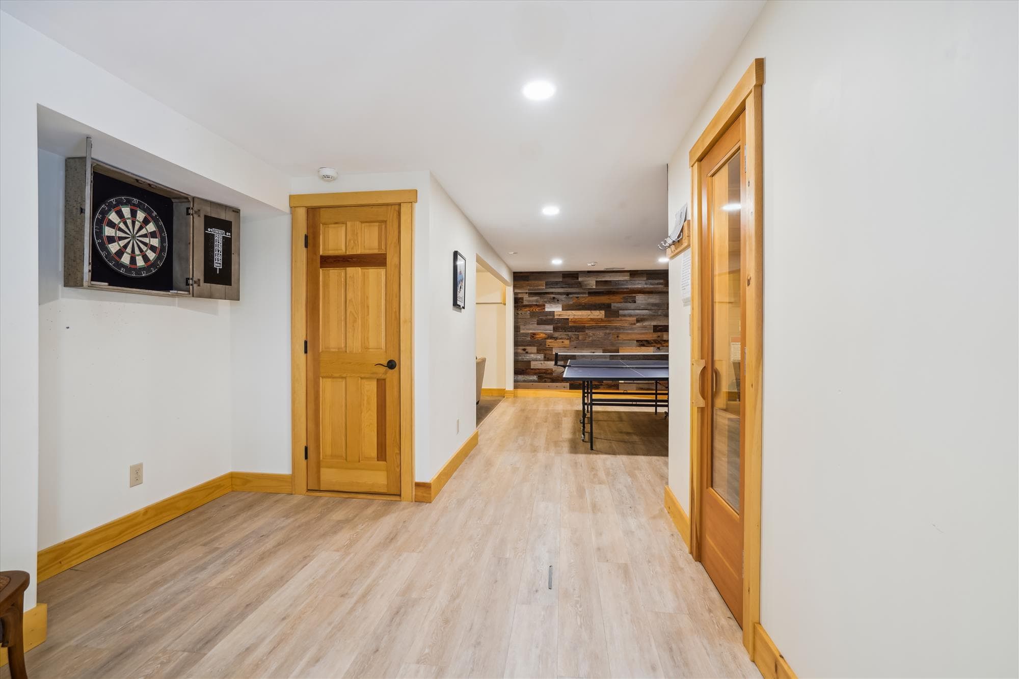 Entertainment space with a ping pong table. Always time for a little competition.