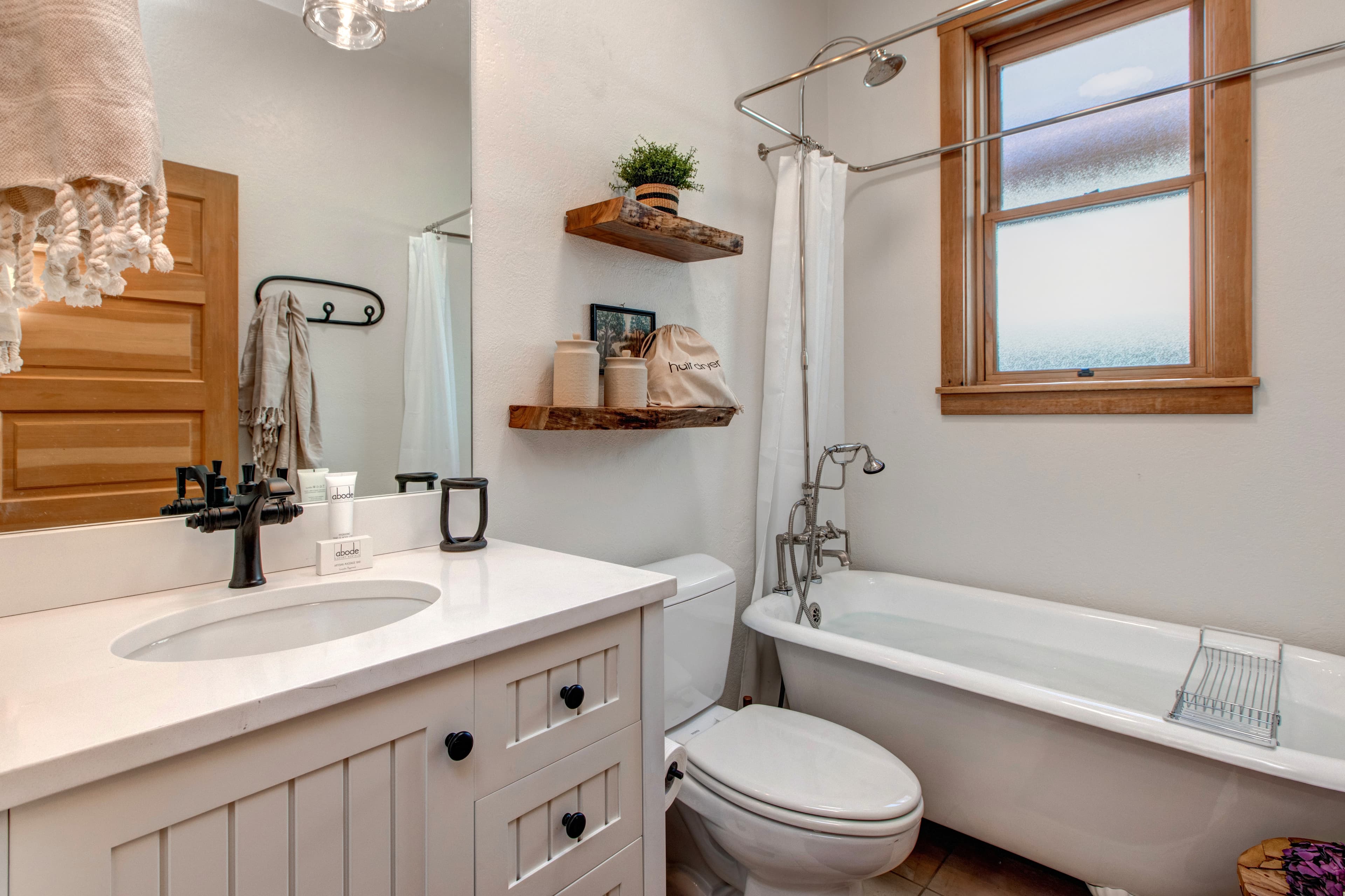 Full bathroom between queen bedroom and living room.