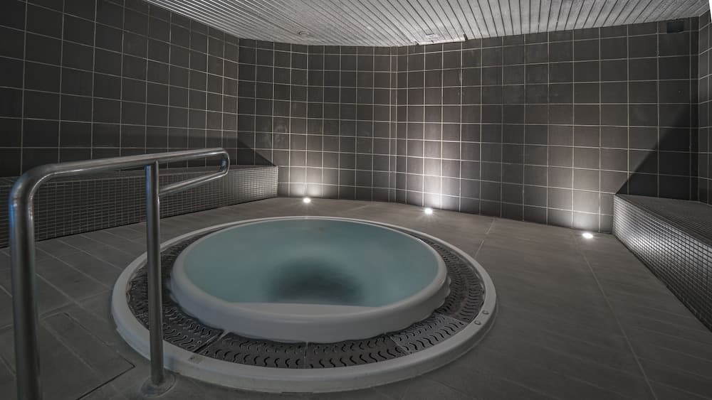 Indoor spa tub