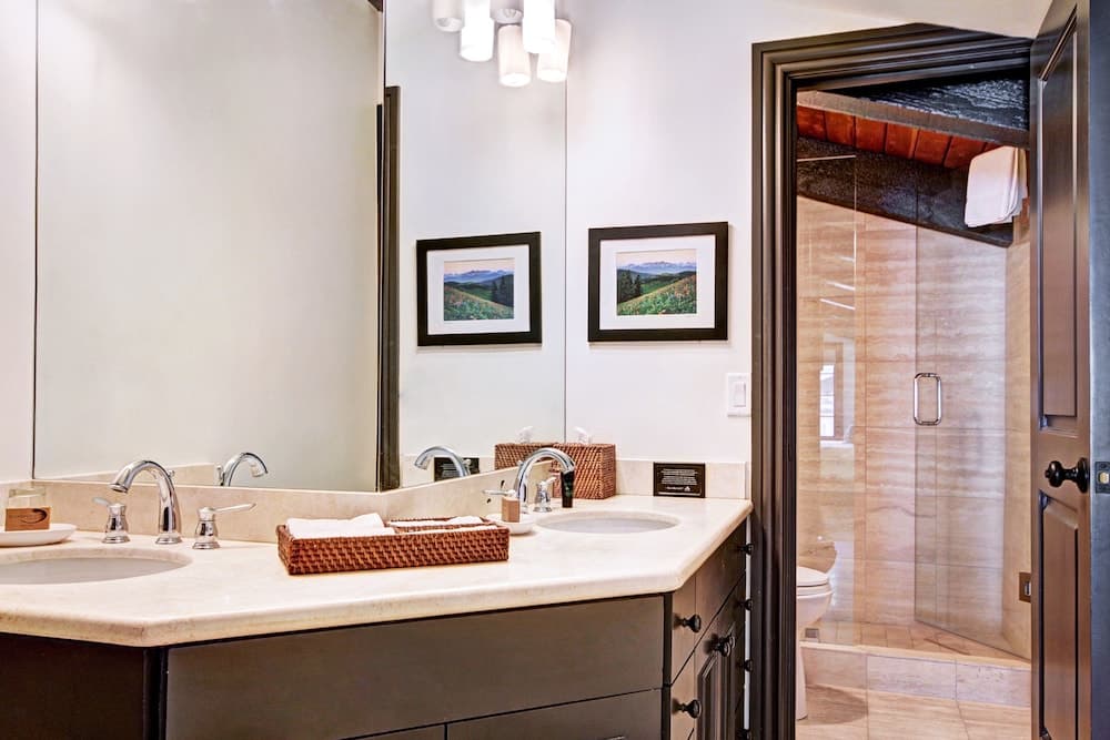 Bathroom sink