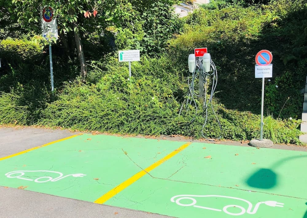 Electric vehicle charging station