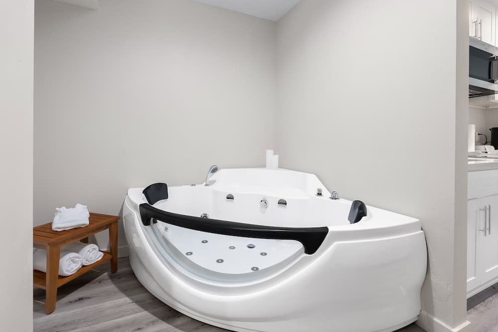 Jetted tub
