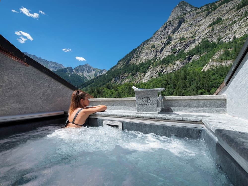 Private spa tub