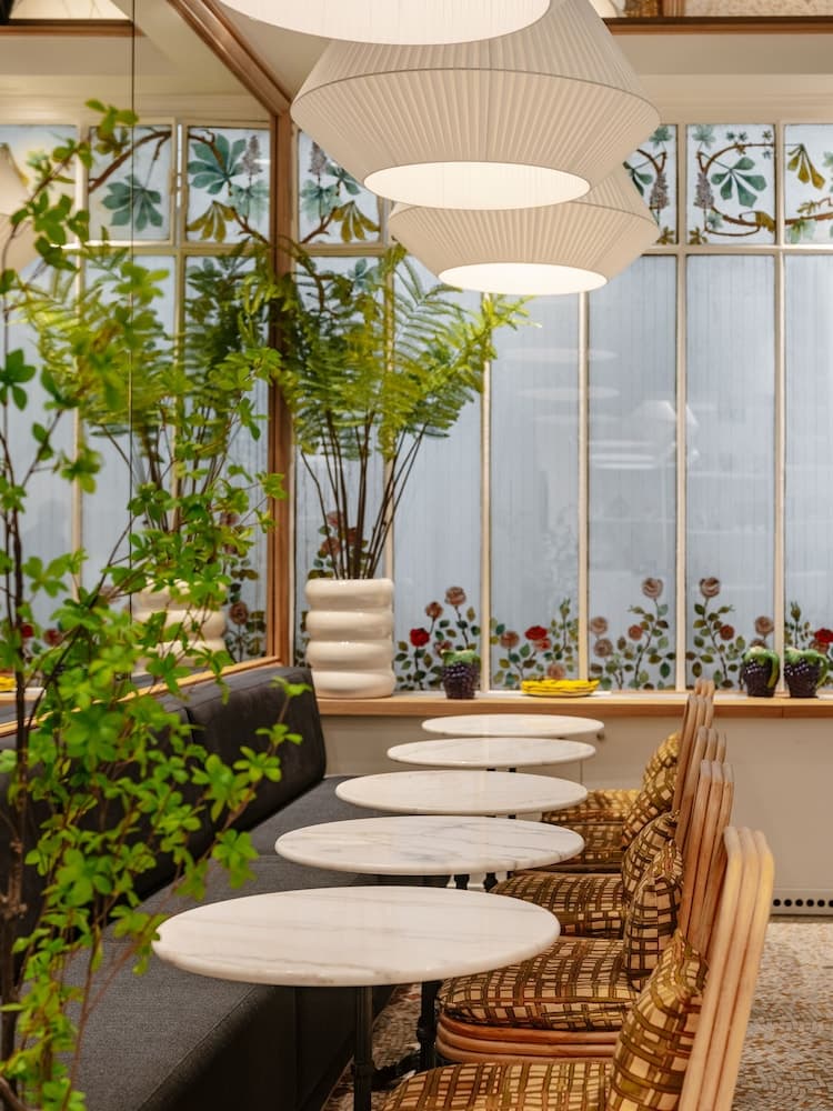 Lobby lounge