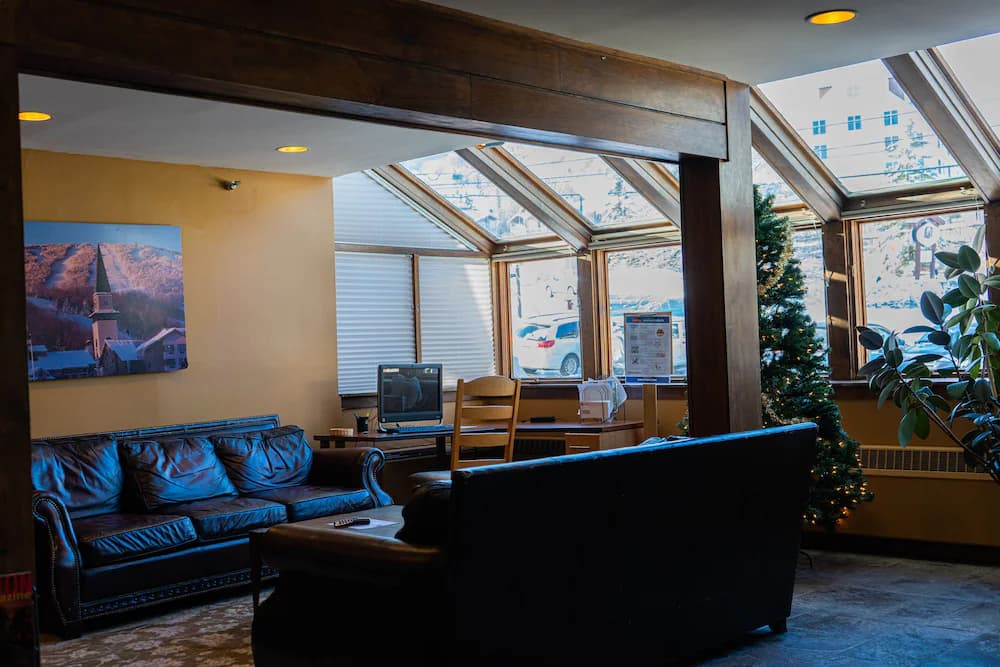 Lobby lounge