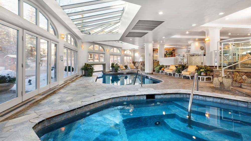 Indoor/outdoor pool