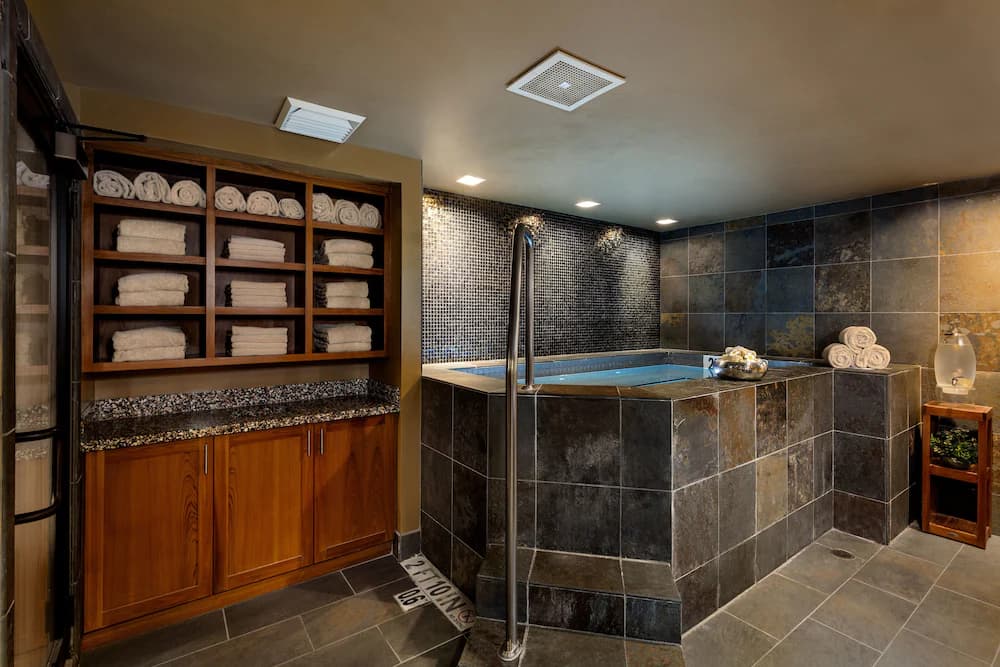 Indoor spa tub