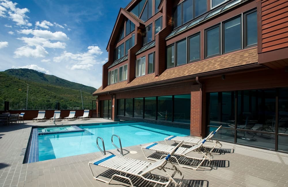 Indoor/outdoor pool