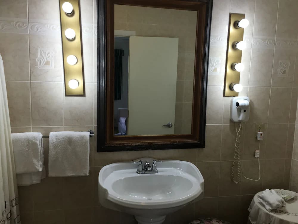 Bathroom sink