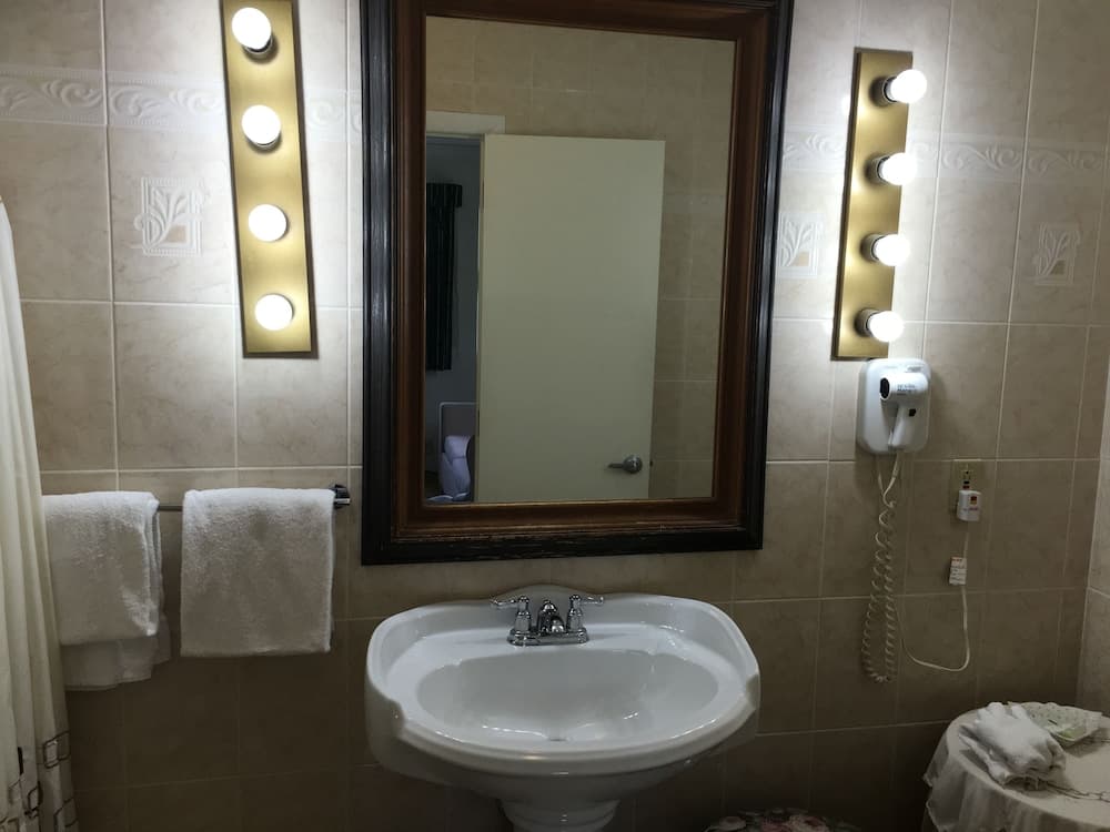 Bathroom sink