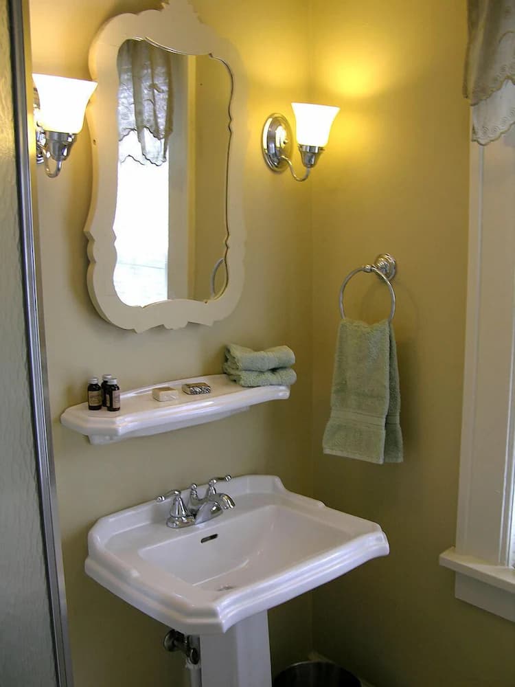 Bathroom sink