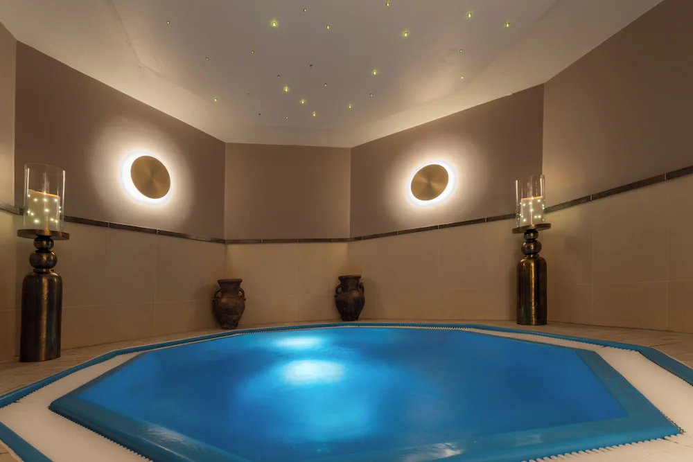 Indoor spa tub