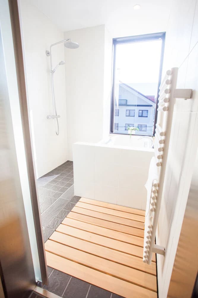 Deep soaking bathtub