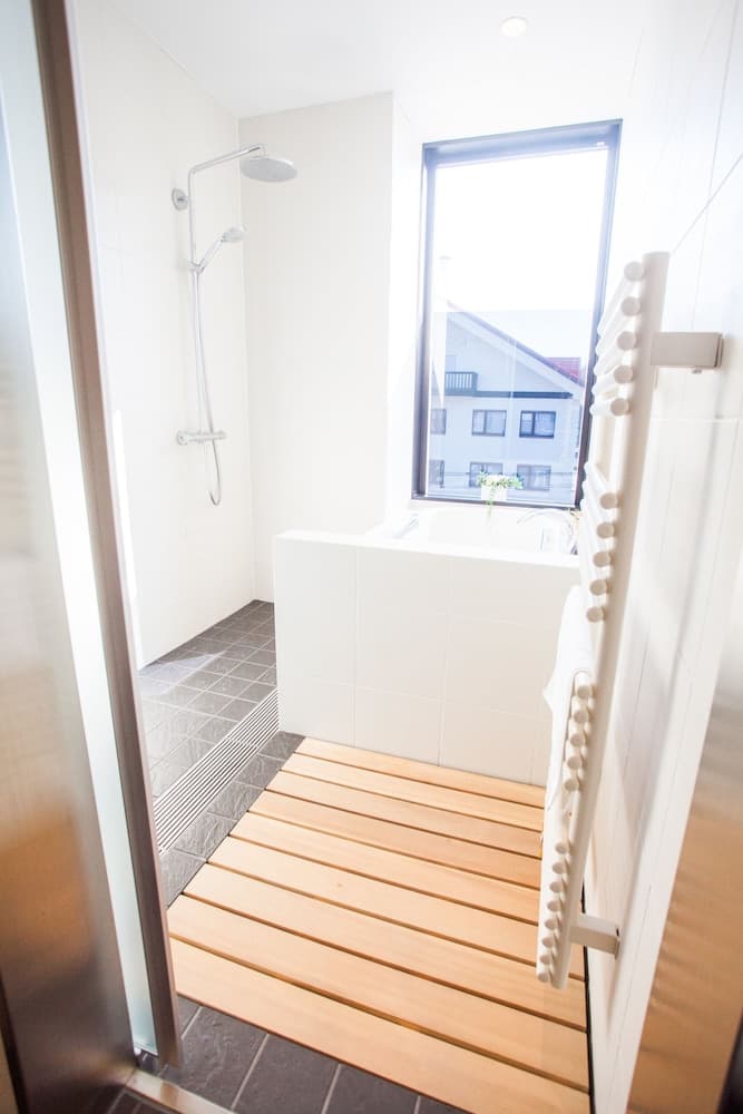 Deep soaking bathtub