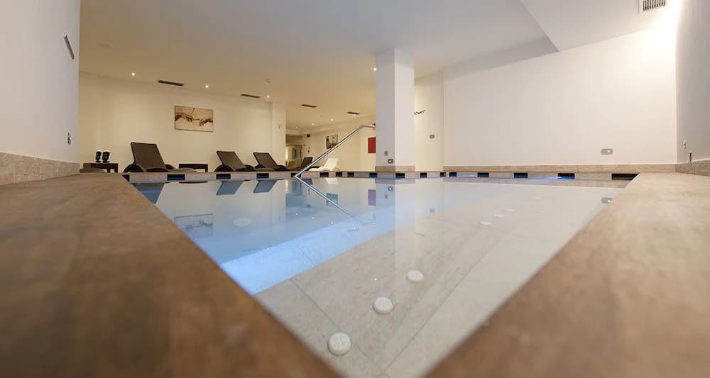 Indoor spa tub