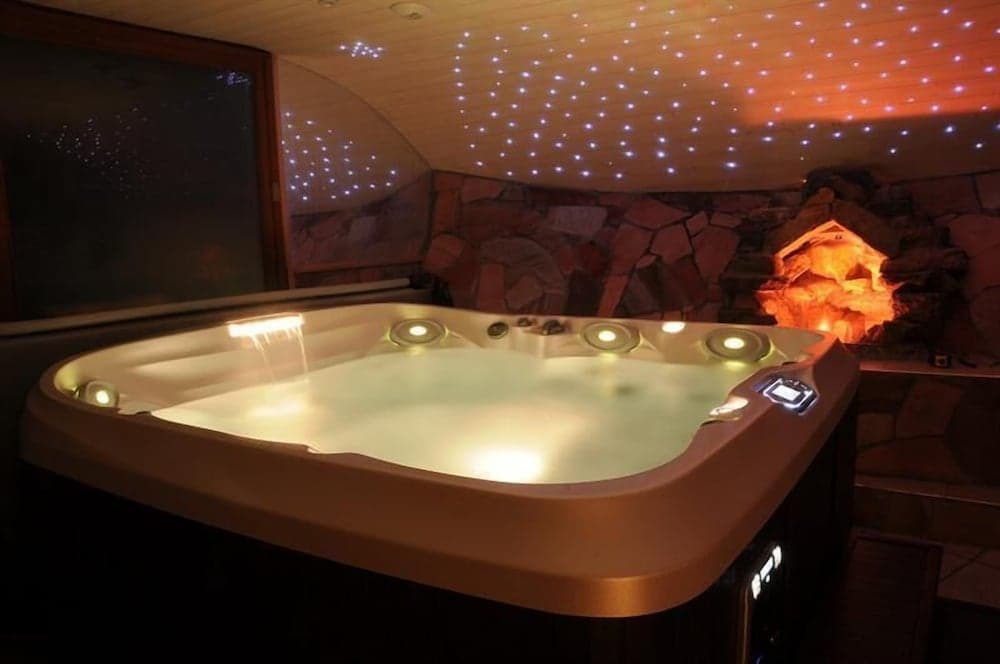 Indoor spa tub
