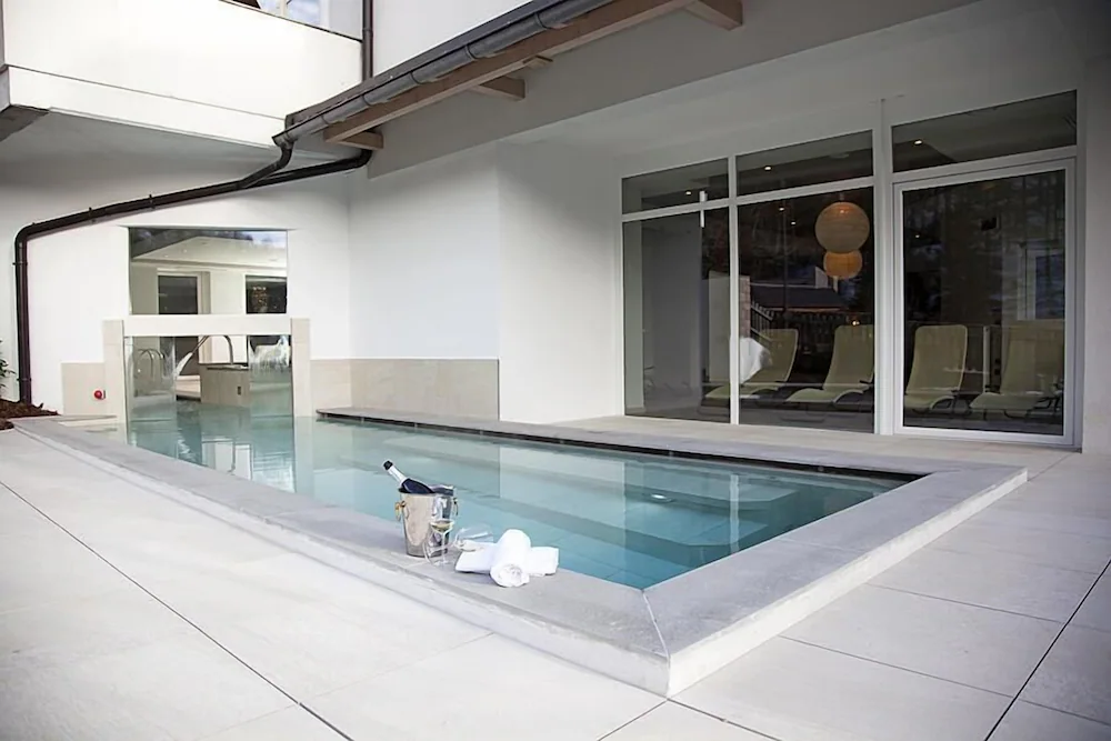 Indoor/outdoor pool