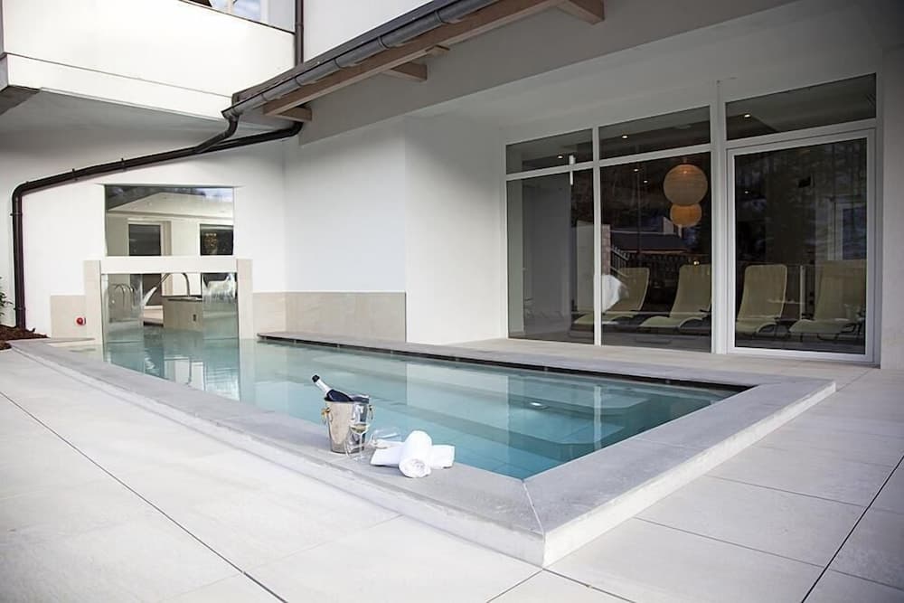 Indoor/outdoor pool