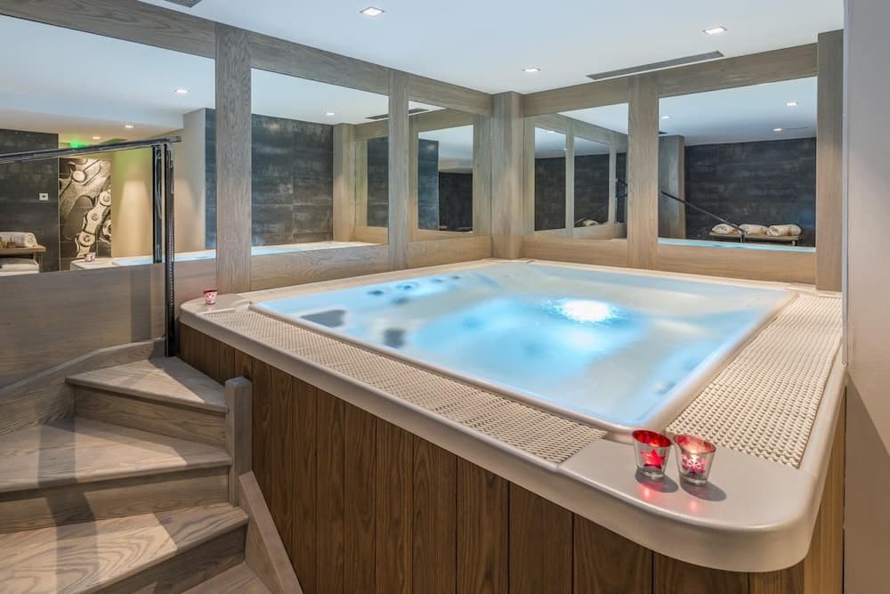 Indoor spa tub