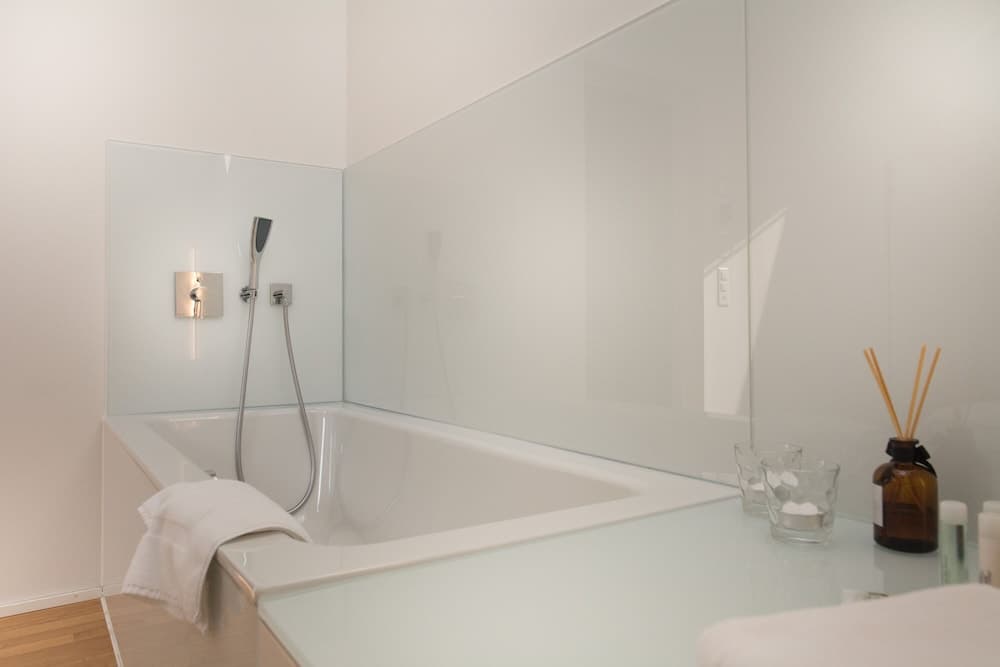 Deep soaking bathtub
