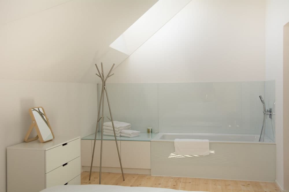 Deep soaking bathtub