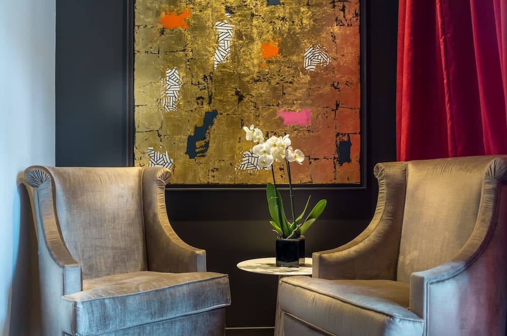 Lobby lounge