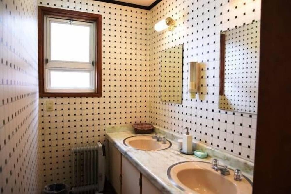 Bathroom sink