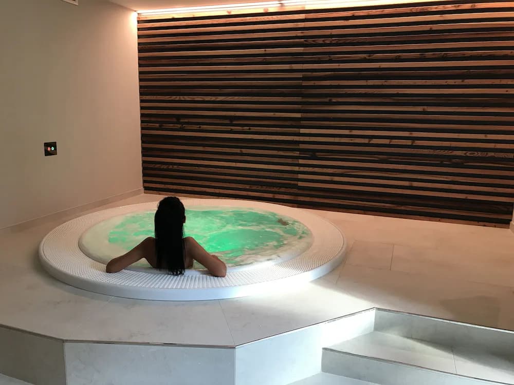 Indoor spa tub