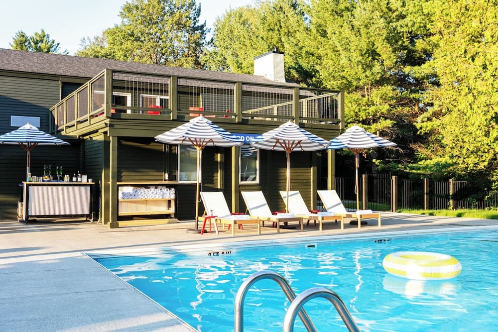 Indoor/outdoor pool