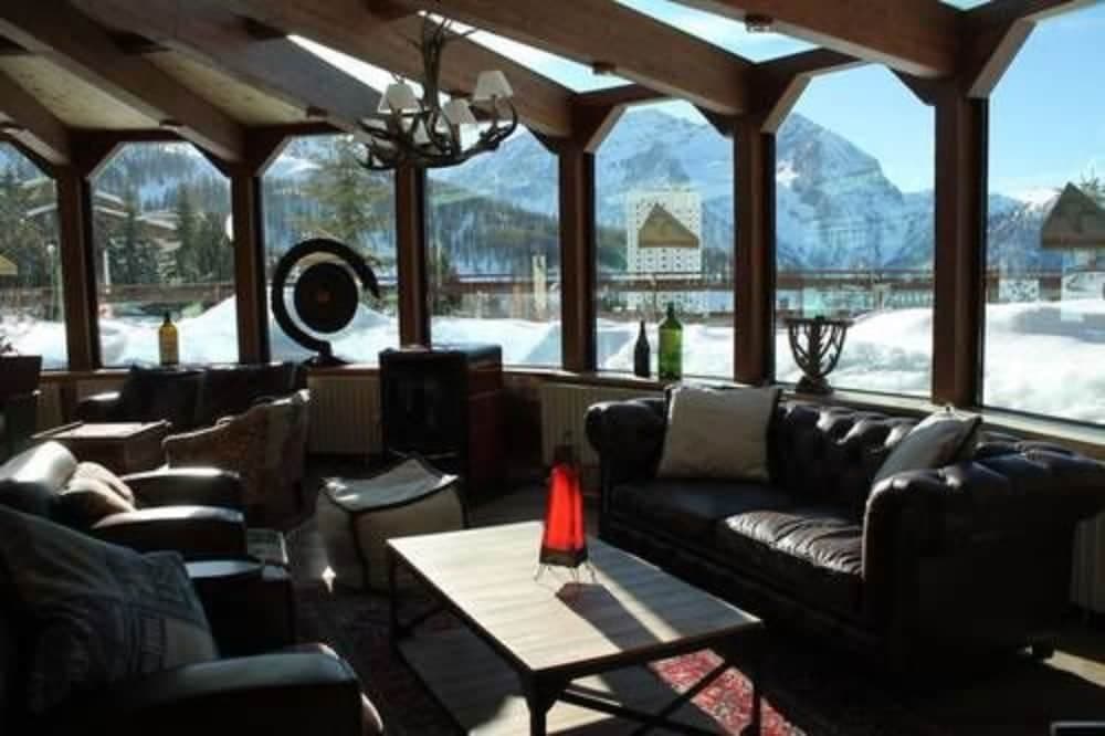 Lobby lounge