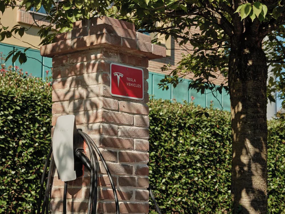 Electric vehicle charging station