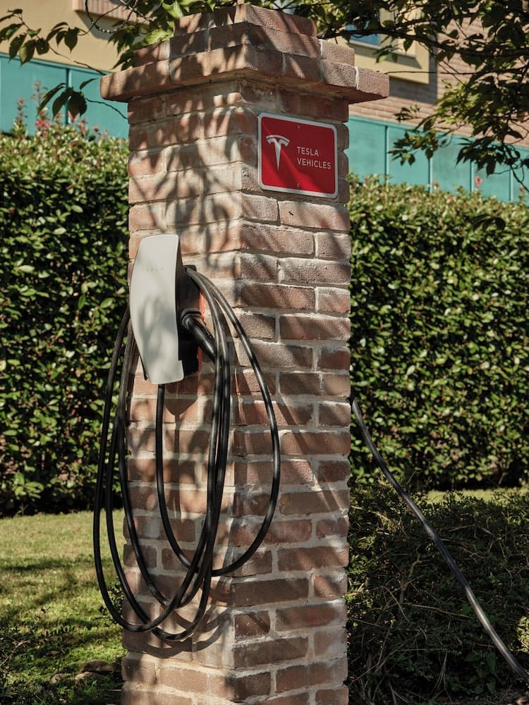 Electric vehicle charging station
