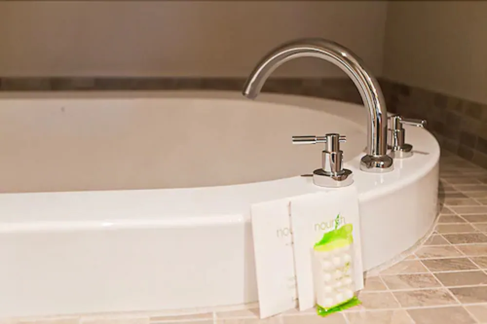 Deep soaking bathtub