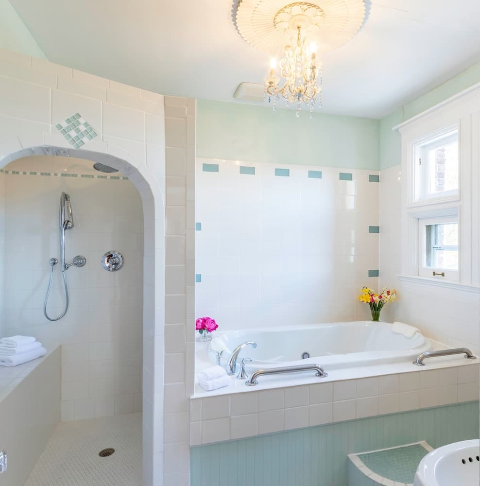 Private spa tub