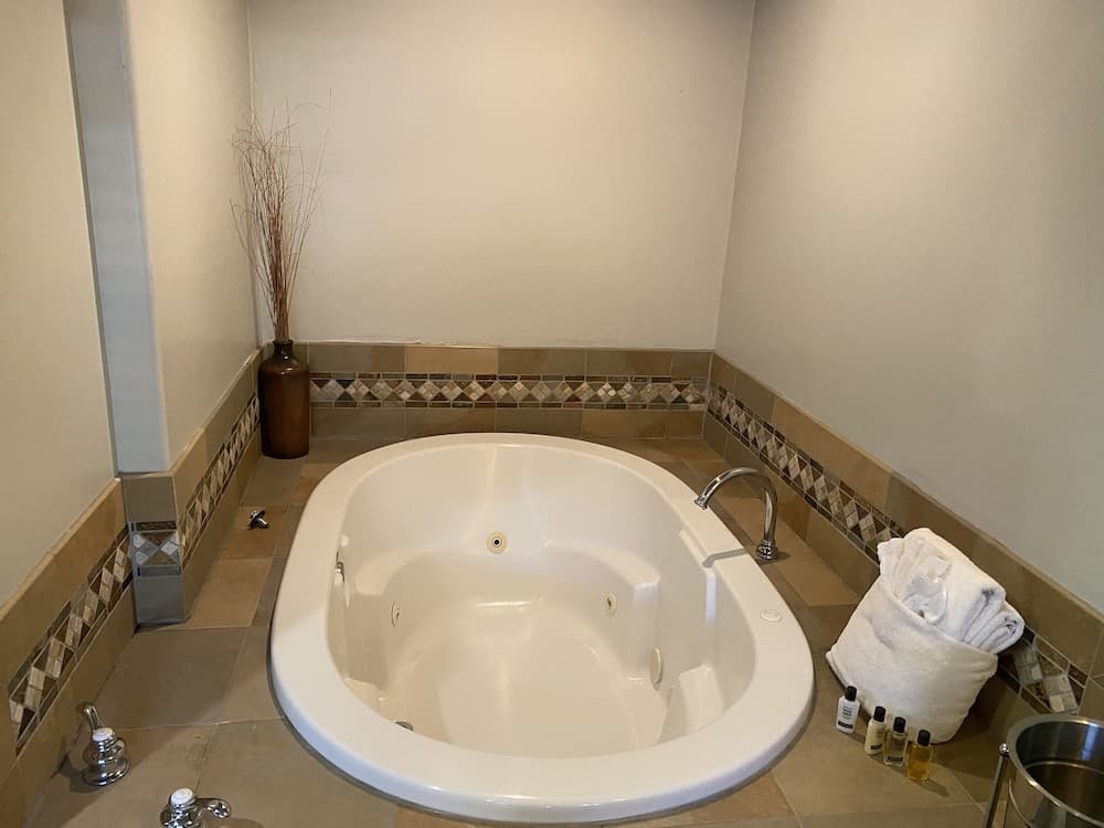 Jetted tub