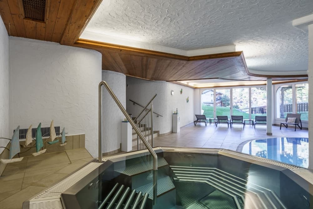 Indoor spa tub