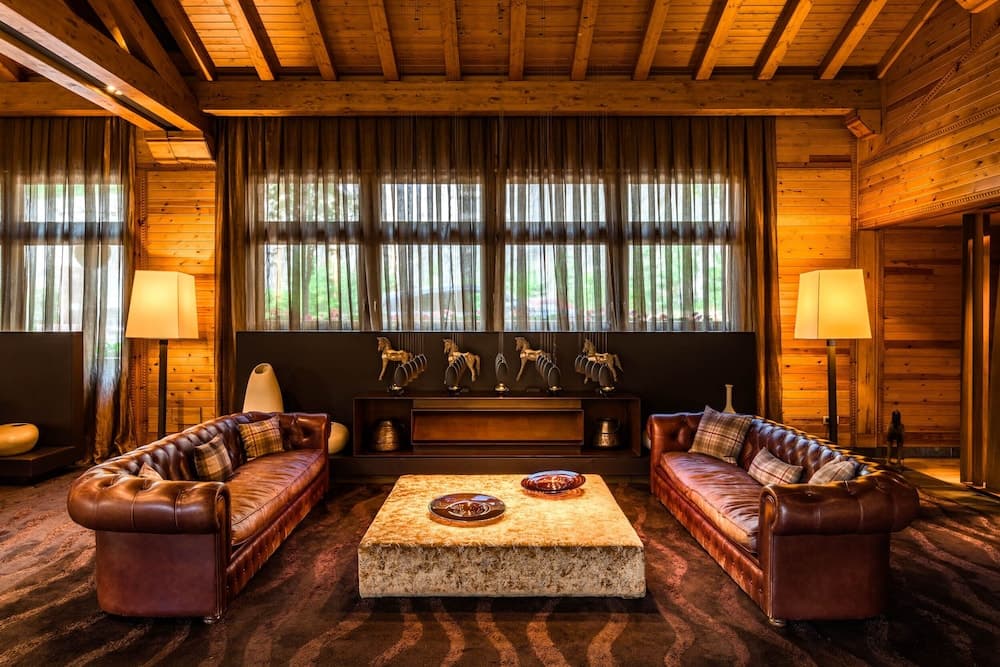 Lobby lounge