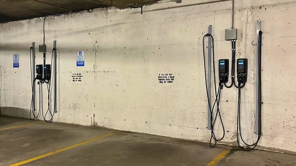 Electric vehicle charging station