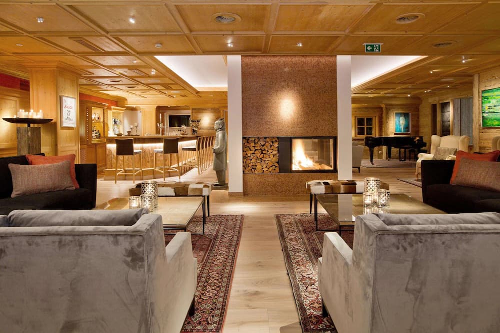 Lobby lounge