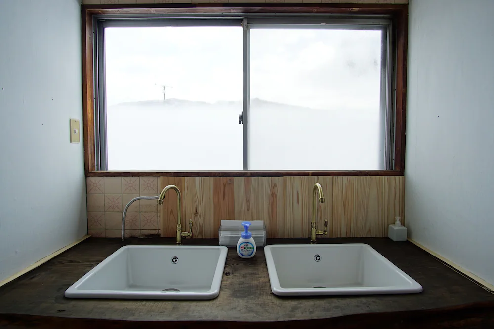Bathroom sink