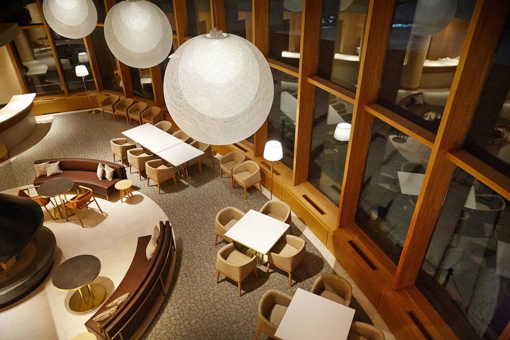 Lobby lounge