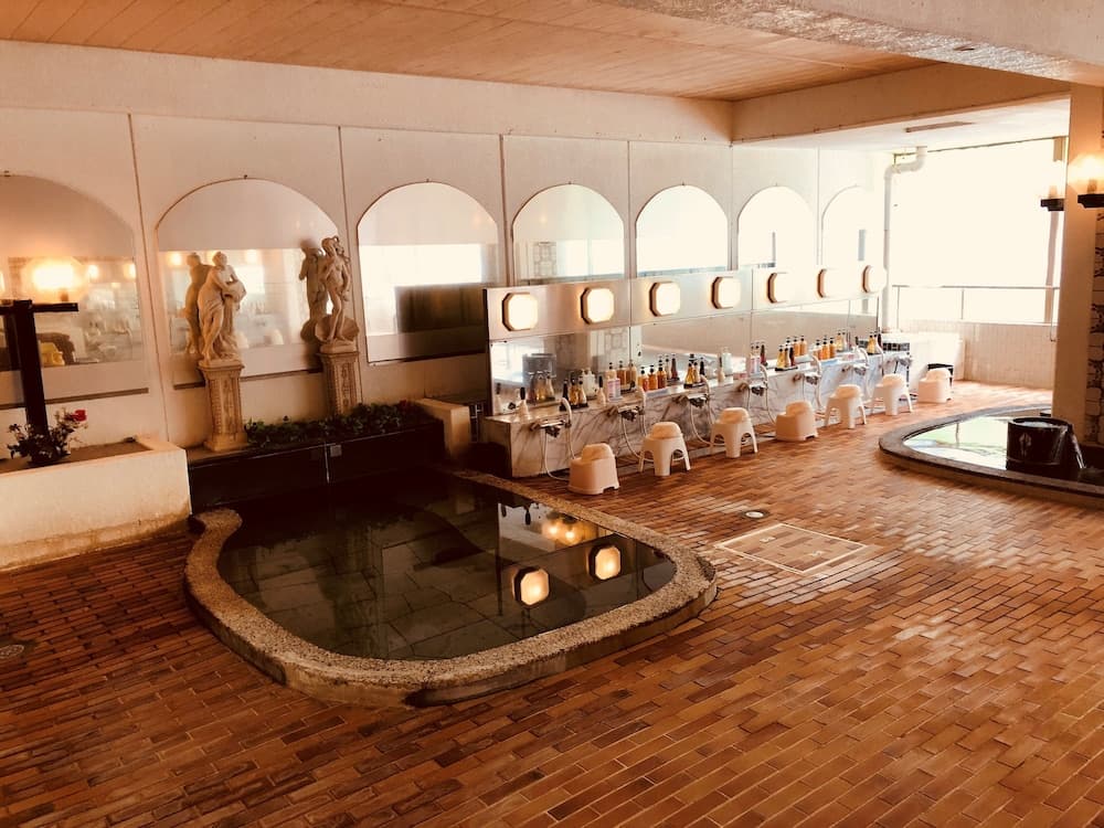 Indoor spa tub