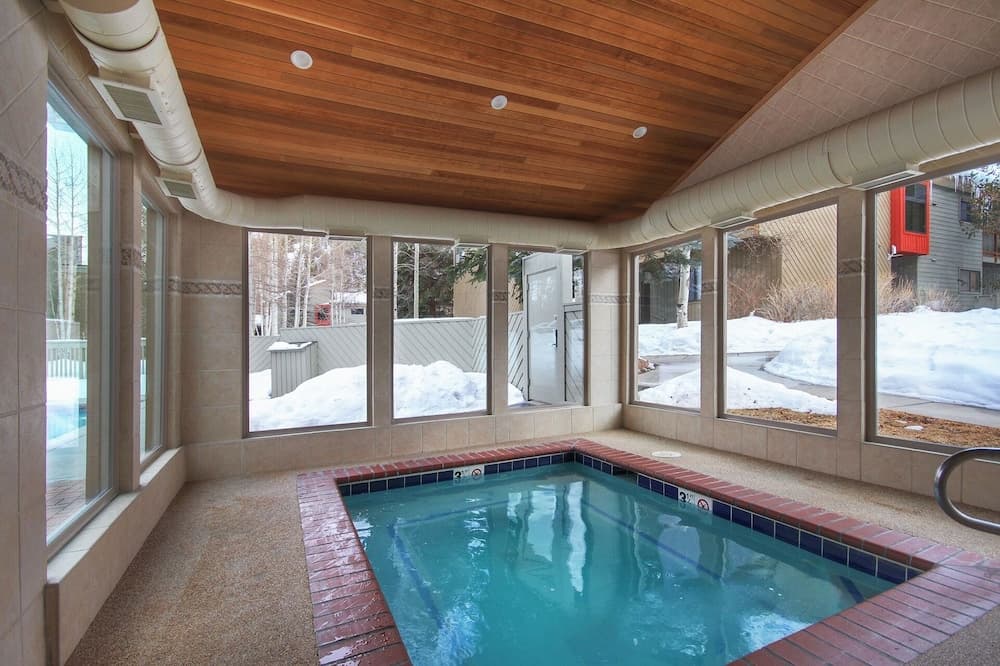 Indoor spa tub