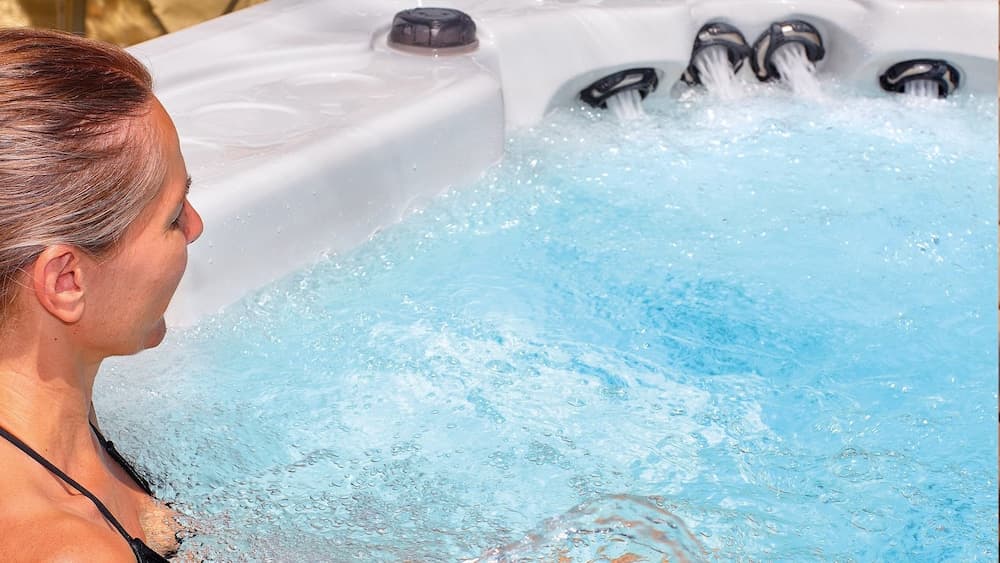 Indoor spa tub