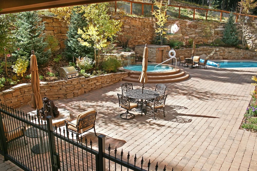 Indoor/outdoor pool