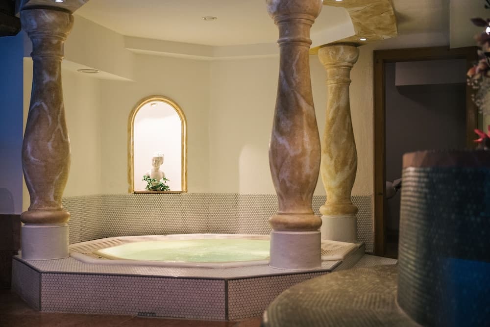 Indoor spa tub