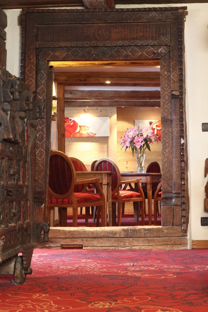 Lobby lounge