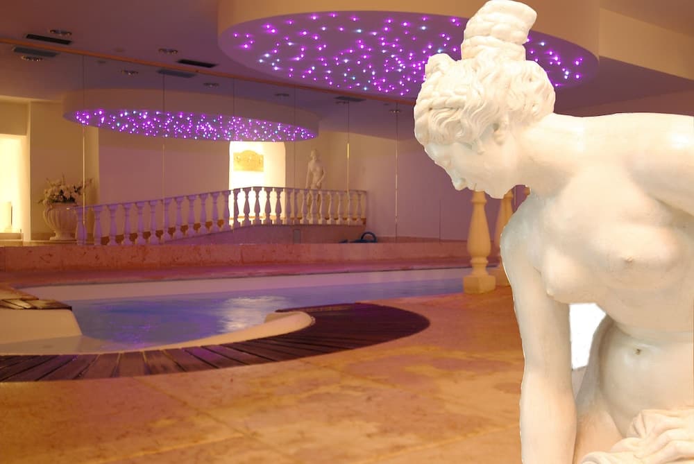 Indoor spa tub